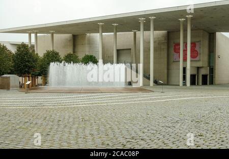 BONN, ALLEMAGNE - 16 juillet 2020: Vue sur l'architecture moderne du Kunstmuseum à Bonn/Allemagne au Museumsmeile Banque D'Images