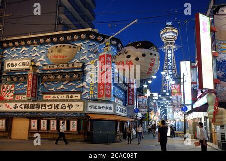 Osaka, Japon. 5 août 2020. Cette photo montre la tour Tsutenkaku d'Osaka dans la région de Shinsekai à Osaka le mercredi 5 août 2020. Le 5 août, 196 personnes ont été infectées par le nouveau coronavirus à Osaka. Credit: Yoshio Tsunoda/AFLO/Alay Live News Banque D'Images