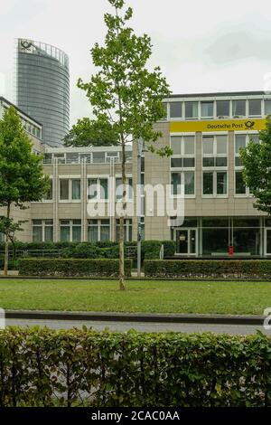 BONN, ALLEMAGNE - 16 juillet 2020: Deutsche Post / DHL Siège à Bonn, situé dans un campus avec l'imposante tour postale Banque D'Images