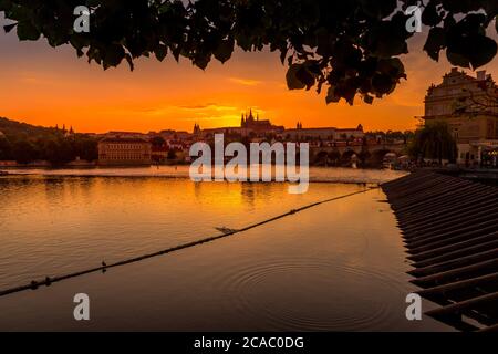 Soirée d'été après le coucher du soleil avec un ciel coloré au-dessus de Prague, République tchèque Banque D'Images