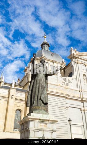 Statue du Pape Jean-Paul 11 à l'extérieur de la cathédrale d'Almudena à Madrid, Espagne. Banque D'Images