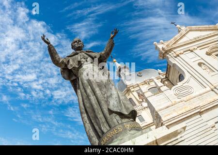 Statue du Pape Jean-Paul 11 à l'extérieur de la cathédrale d'Almudena à Madrid, Espagne. Banque D'Images