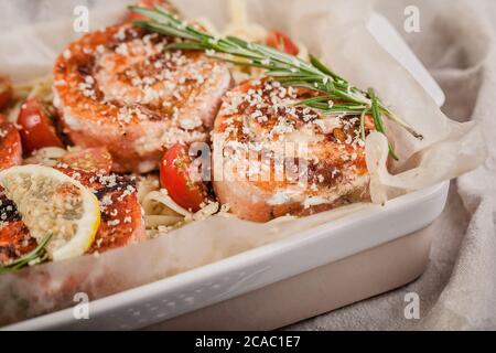 Pâtes en gros plan avec petits pains au saumon rose, noix, citron et romarin. Délicieux plats de fruits de mer au restaurant. Cuisine méditerranéenne Banque D'Images