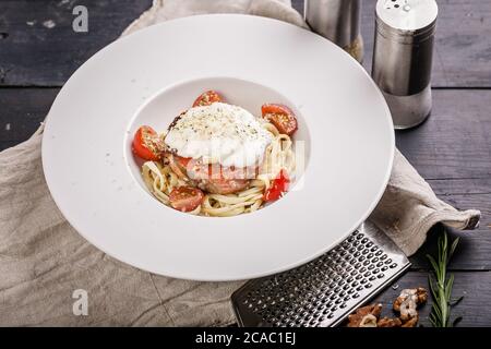 Pâtes au saumon rose, tomates cerises et sauce ricotta au citron et au romarin. Délicieux plats de fruits de mer au restaurant. Cuisine méditerranéenne Banque D'Images