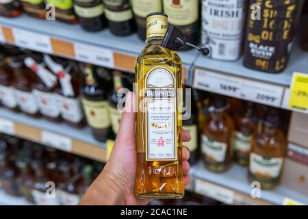 Tyumen, Russie-01 août 2020: Bouteille de Bushmills Original Irish Whiskey, Irlande Banque D'Images