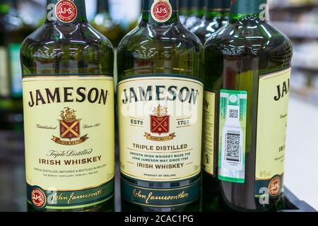 Tyumen, Russie-août 01, 2020: Les flacons de whisky Jameson se ferment sur les étagères d'un hypermarché Banque D'Images