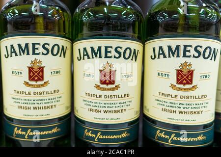 Tyumen, Russie-août 01, 2020: Les flacons de whisky Jameson se ferment sur les étagères d'un hypermarché Banque D'Images