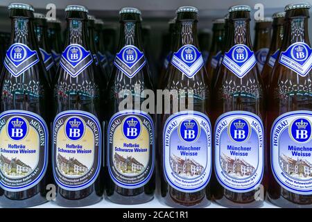 Tyumen, Russie-01 août 2020: Bière hofbrau munchner weisse sur les étagères de l'hypermarché Banque D'Images