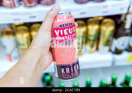 Tyumen, Russie-01 août 2020 : la bière vieux entre les mains de l'acheteur Banque D'Images