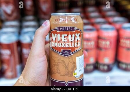 Tyumen, Russie-01 août 2020: Bière vieux bruxelles vente de boissons alcoolisées. Bière belge Banque D'Images