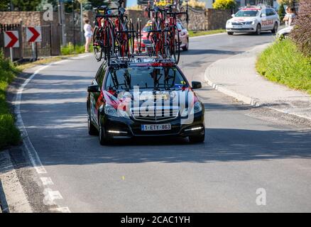 Cracovie, Pologne - 4 août 2018 : véhicule d'équipe sur la route de la course de vélo Tour de Bologne. TDP fait partie du prestigieux monde UCI Banque D'Images