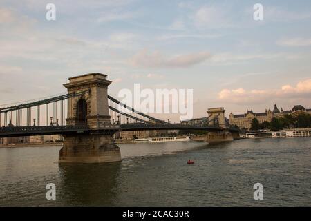 Budapest, le Pont des Chaînes sur le Danube et le bâtiment du parlement hongrois Banque D'Images