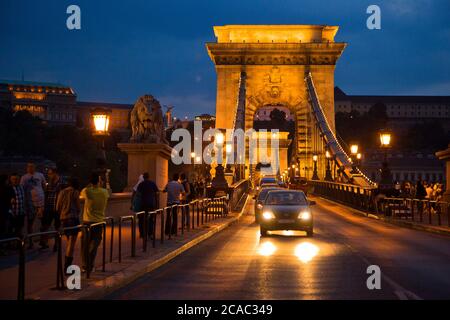 Budapest, le Pont des Chaînes sur le Danube et le bâtiment du parlement hongrois Banque D'Images