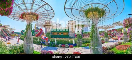 DUBAÏ, Émirats Arabes Unis - 5 MARS 2020 : vue panoramique sur le jardin Miracle avec petit château, entouré de massifs fleuris, de ruelles et de parasols géants, le 5 mars Banque D'Images