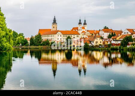 Le château de Telč par temps couvert avec une réflexion dans un lac Banque D'Images