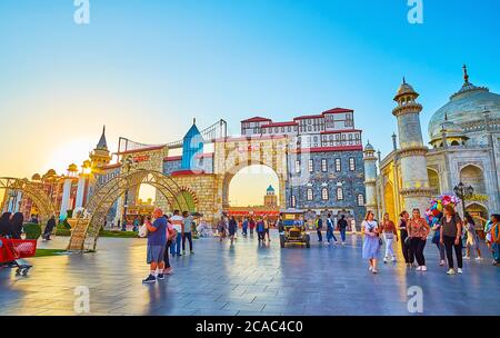 DUBAÏ, Émirats Arabes Unis - 5 MARS 2020 : le coucher de soleil lumineux sur le pavillon de la Turquie, décoré avec une réplique du mur de la forteresse et de la tour verte de Konya, Global Village D. Banque D'Images