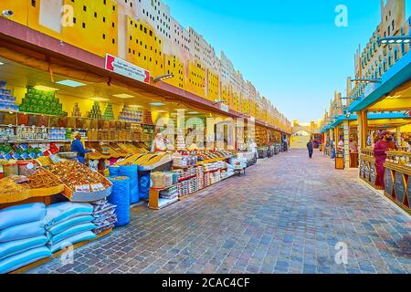 DUBAÏ, Émirats Arabes Unis - 5 MARS 2020 : la ligne des étals d'épices dans le pavillon du Yémen du Global Village Dubai avec une large gamme d'épices aromatiques orientales, herbes et trad Banque D'Images