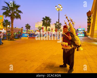 DUBAÏ, Émirats Arabes Unis - 5 MARS 2020 : le portrait du vendeur de thé turc avec le pittoresque samovar oriental, Global Village Dubai, le 5 mars à Dubaï Banque D'Images