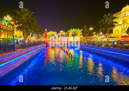 DUBAÏ, Émirats Arabes Unis - 5 MARS 2020 : le canal de Global Village est décoré de lumières vives le long des rives, des fontaines et des ponts à pied pittoresques Banque D'Images