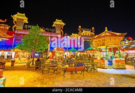 DUBAÏ, Émirats Arabes Unis - 5 MARS 2020 : le pavillon de la cuisine chinoise du Global Village Dubai avec tables, entouré de stands de nourriture, le 5 mars à Dubaï Banque D'Images