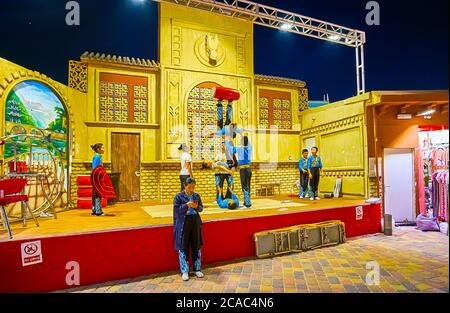 DUBAÏ, Émirats Arabes Unis - 5 MARS 2020 : répétition du cirque acrobatique sur scène du Pavillon de Chine du Global Village Dubai, le 5 mars à Dubaï Banque D'Images