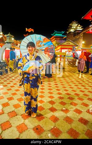 DUBAÏ, Émirats Arabes Unis - 5 MARS 2020 : le portrait d'une jeune fille japonaise, vêtue de kimono, tenant un ventilateur traditionnel et un parapluie à papier huileux, Pavillon du Japon Banque D'Images