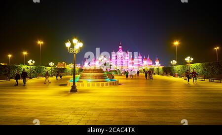 DUBAÏ, Émirats Arabes Unis - 5 MARS 2020 : la ruelle du parc topiaire mène à la pittoresque porte du monde du village global de Dubaï, décorée de dômes sculptés, puis de Banque D'Images