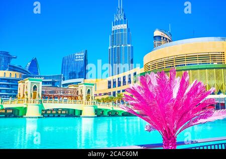 DUBAI, Émirats Arabes Unis - 3 MARS 2020 : le palmier artificiel rose sur la zone piétonne du centre commercial Dubai Mall, dans le quartier du centre-ville, le 3 mars à Dubaï Banque D'Images