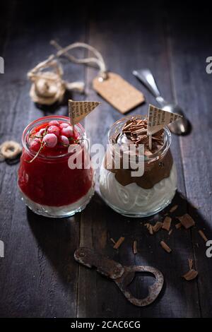 Dessert en pots.fruits doux.délicieux chocolat.petit déjeuner sain.nourriture et boisson. Banque D'Images