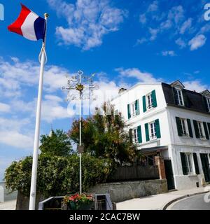 Drapeau français agitant dans le vent au mémorial militaire, le Crotoy, Baie de somme, pas-de-Calais, hauts-de-France, France Banque D'Images