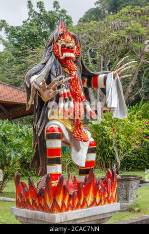 Statue de Rangda au palais aquatique de Tirta Gangga (Taman Tirtagangga), ancien palais des rois de Karangasem, Bali, Indonésie Banque D'Images