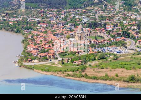 Vue aérienne sur la vieille ville de Mtskheta et la confluence des rivières Aragvi et Kura en Géorgie Banque D'Images