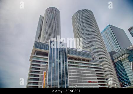 NAGOYA, JAPON - avril 29,2016 : bâtiment des tours en spirale mode Gakuen à Nagoya près de la gare de Nagoya Meitetsu, Japon. JR Central Towers est une grande gare ferroviaire Banque D'Images