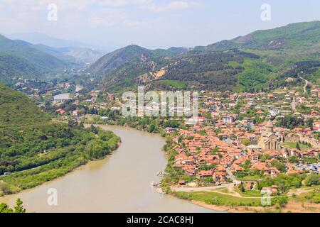 Vue aérienne sur la vieille ville de Mtskheta et la confluence des rivières Aragvi et Kura en Géorgie Banque D'Images