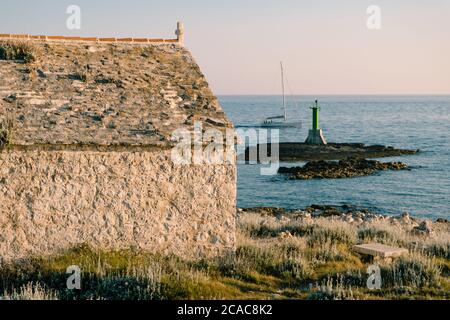Un grand phare vert en métal sur un rocher dans la mer, près du cap Punta Planka en Croatie. Banque D'Images