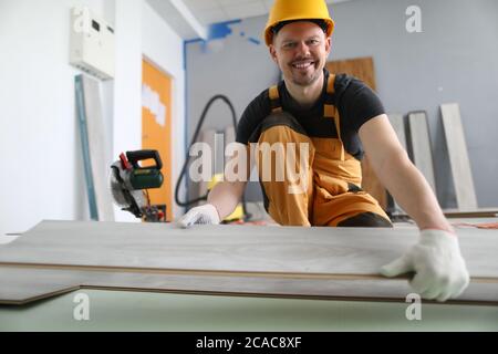 Un homme utilise une scie circulaire pour couper un stratifié Banque D'Images