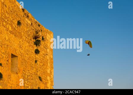 Parapente au-dessus de l'île de Minorque. Espagne Banque D'Images