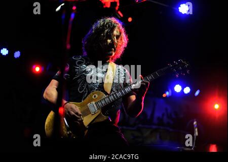 Winton Raceway, Victoria. 25 mars 2017. Photo : Brett Williams, guitariste principal avec le groupe australien de hard rock The Choirboys, se produit en direct. Banque D'Images
