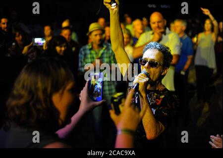 Winton Raceway, Victoria. 25 mars 2017. En photo : Mark Gable du groupe de rock australien The Choirboys est filmé au téléphone par un fan. Le pignon a sauté dans Banque D'Images