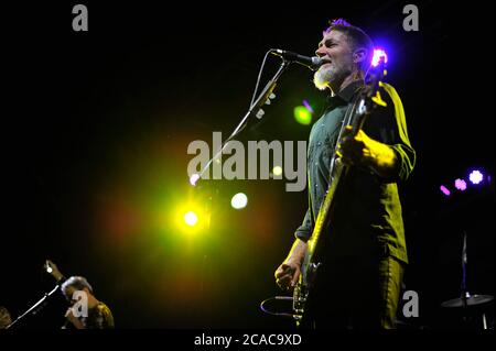 Winton Raceway, Victoria. 25 mars 2017. Photo : Ian Hulme, bassiste du groupe australien de hard rock, The Choirboys se produit en direct avec le groupe. Banque D'Images