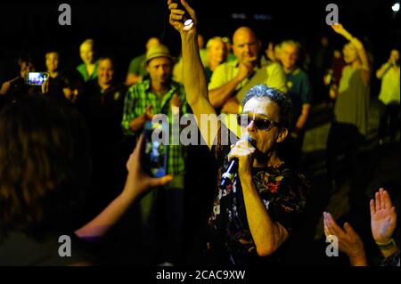 Winton Raceway, Victoria. 25 mars 2017. En photo : Mark Gable du groupe de rock australien The Choirboys est filmé au téléphone par un fan. Le pignon a sauté dans Banque D'Images