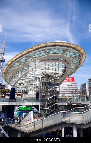 Nagoya, JAPON - 4 mars 2017 : le complexe Oasis 21, également appelé 'Spaceship-Aqua' toit en verre symbolique qui flotte dans l'air, a été construit à Sakae, le Banque D'Images