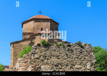 Vue sur le monastère Jvari, monastère orthodoxe du 6ème siècle sur le sommet rocheux de la vieille ville de Mtskheta (site classé au patrimoine mondial de l'UNESCO) Banque D'Images