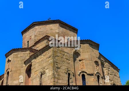 Vue sur le monastère Jvari, monastère orthodoxe du 6ème siècle sur le sommet rocheux de la vieille ville de Mtskheta (site classé au patrimoine mondial de l'UNESCO) Banque D'Images