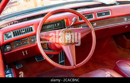 Doha, Qatar : 4 mars 2020 : Tableau de bord de voiture de luxe classique 1959 de cadillac modèle 8 Banque D'Images