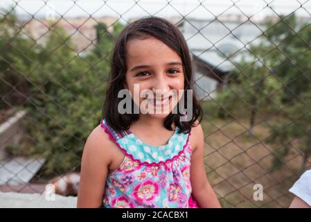 Stepanakert / République du Haut-Karabakh - 30 juillet 2019: Portrait d'une belle fille souriant à la caméra dans la rue Banque D'Images