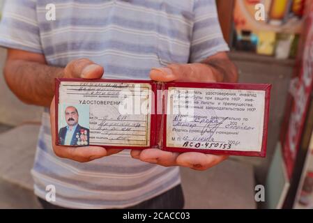 Stepanakert / République du Haut-Karabakh - 30 juillet 2019 : homme du Haut-Karabakh détenant une carte d'identité militaire comme équipage de char pendant la guerre avec l'Azerbaïdjan Banque D'Images