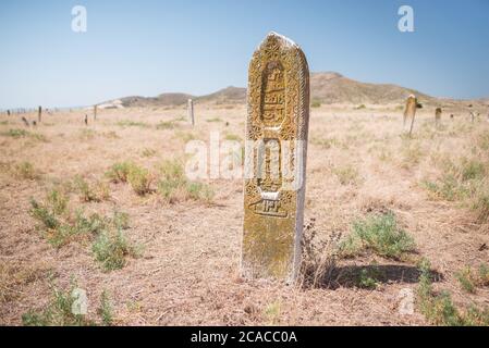 Stepanakert / République du Haut-Karabakh - 30 juillet 2019 : tombe verticale de la tombe musulmane dans le champ de bataille d'un ancien cimetière Banque D'Images