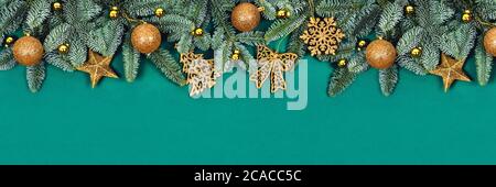 Bannière Web de Noël. Le cadre de branches de Noël décoré de balles dorées et de jouets. Flat lay, vue de dessus, espace de copie. Banque D'Images