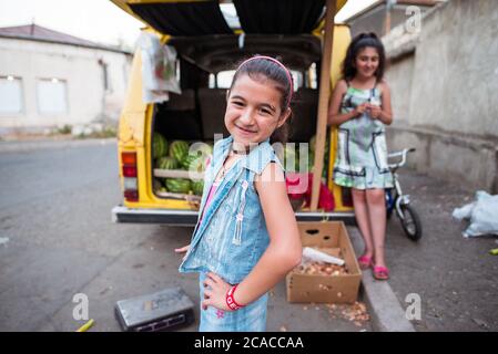 Stepanakert / République du Haut-Karabakh - 30 juillet 2019: Portrait d'une belle fille souriant à la caméra dans la rue Banque D'Images